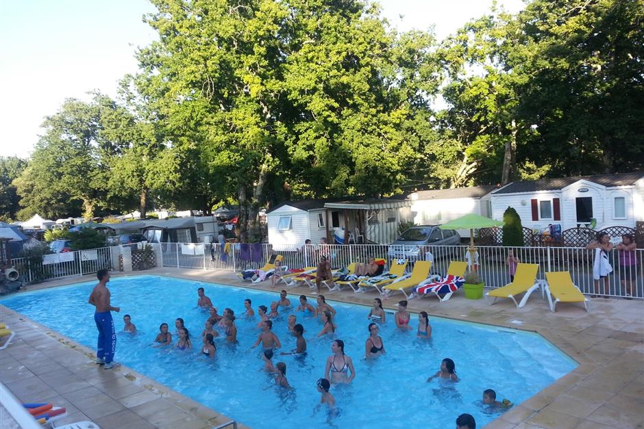 cours d'aquagym dans la piscine chauffée du camping le Blayais Alicat à Saint Georges de Didonne